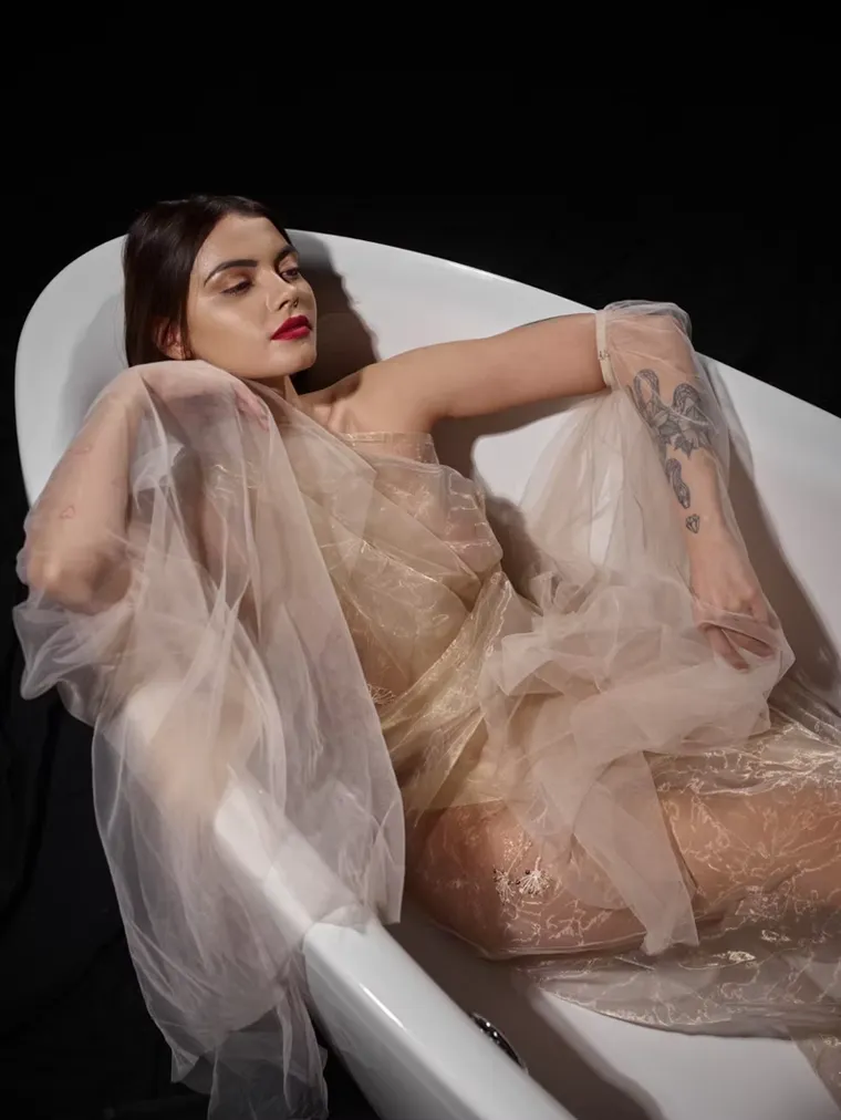 A boudoir portrait on the studio's freestanding bath set